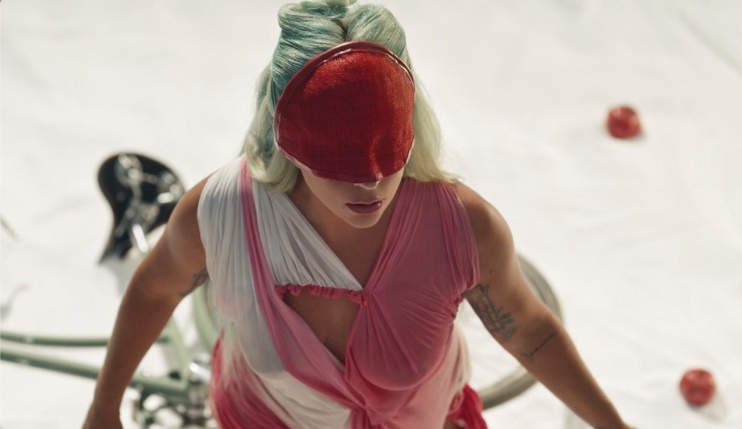 Lady Gaga lança clipe de seu mais novo sucesso 911 Lorena Bueri