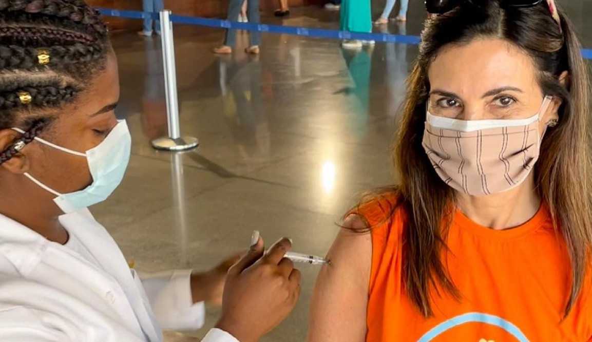 Fátima Bernardes se vacina contra a Covid-19: 'Viva a ciência'
