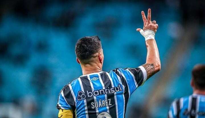 Suárez ironiza chance de aposentadoria em celebração de gol pelo Grêmio Lorena Bueri