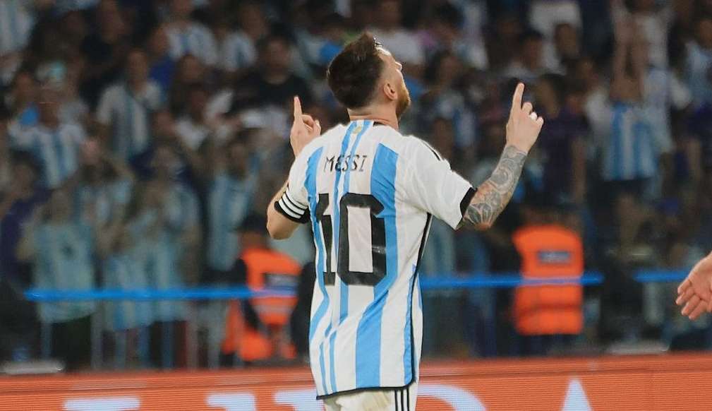 Messi completa 36 anos neste sábado e recebe homenagens Lorena Bueri