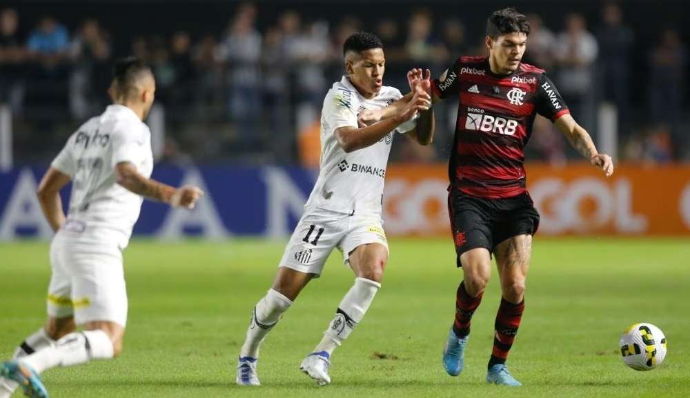 Santos e Flamengo duelam pelo Brasileirão na Vila Belmiro Lorena Bueri