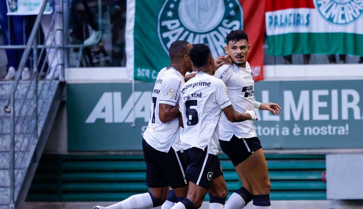 Tiquinho Soares decide e Botafogo vence Palmeiras no Allianz Parque Lorena Bueri