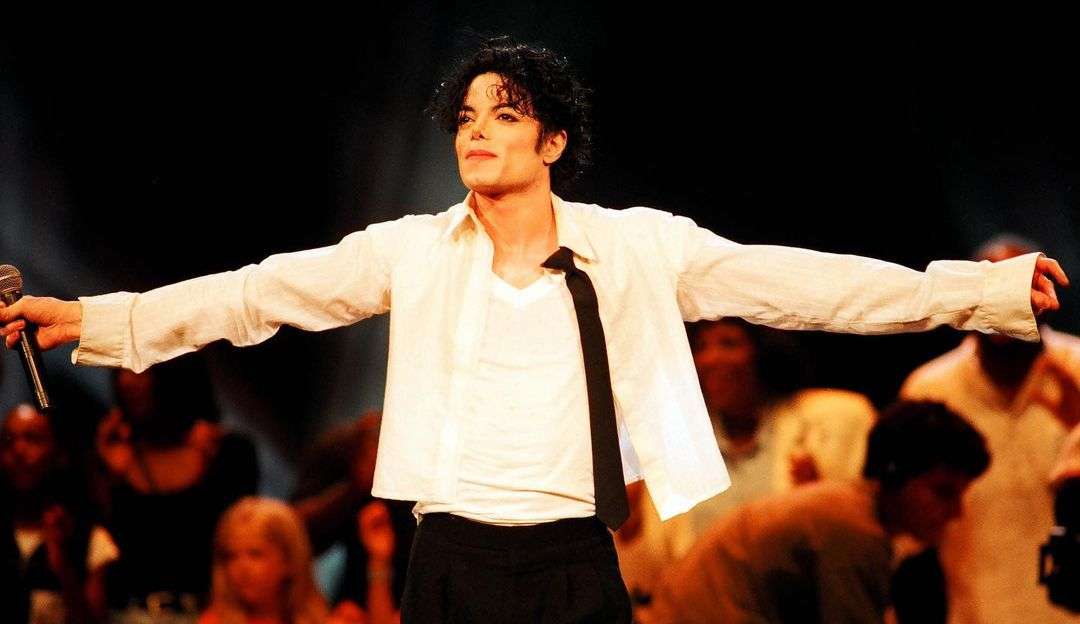 14 anos sem Michael Jackson: filhos prestam homenagem ao rei do pop Lorena Bueri