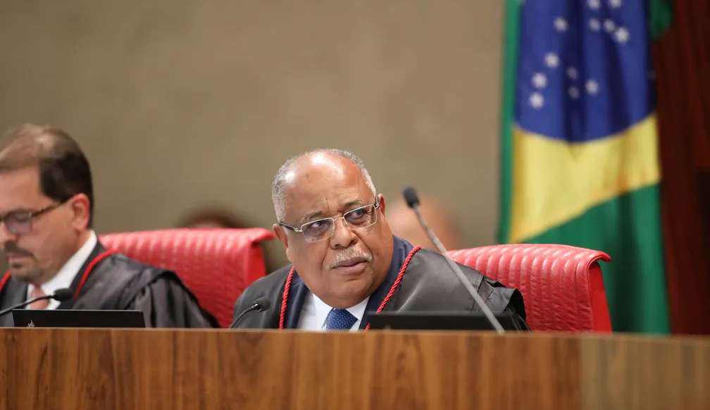 Relator Benedito Gonçalves vota no TSE para tornar Jair Bolsonaro inelegível   Lorena Bueri