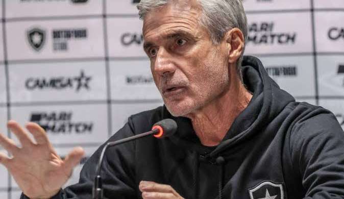 Luís Castro afirma que só decide seu futuro no Botafogo nesta sexta-feira Lorena Bueri