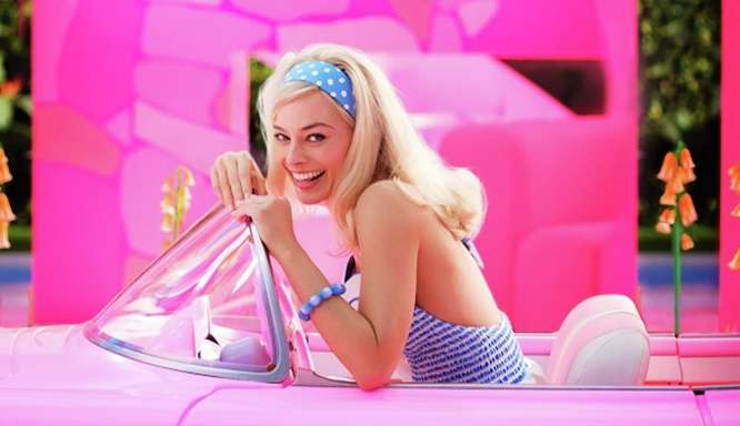 Margot Robbie abraça a tendência 'Barbie Core' como estratégia de divulgação do live-action de Barbie Lorena Bueri