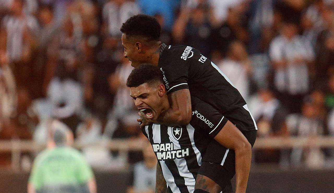 Botafogo vence clássico contra o Vasco e segue isolado na liderança do Brasileirão  Lorena Bueri