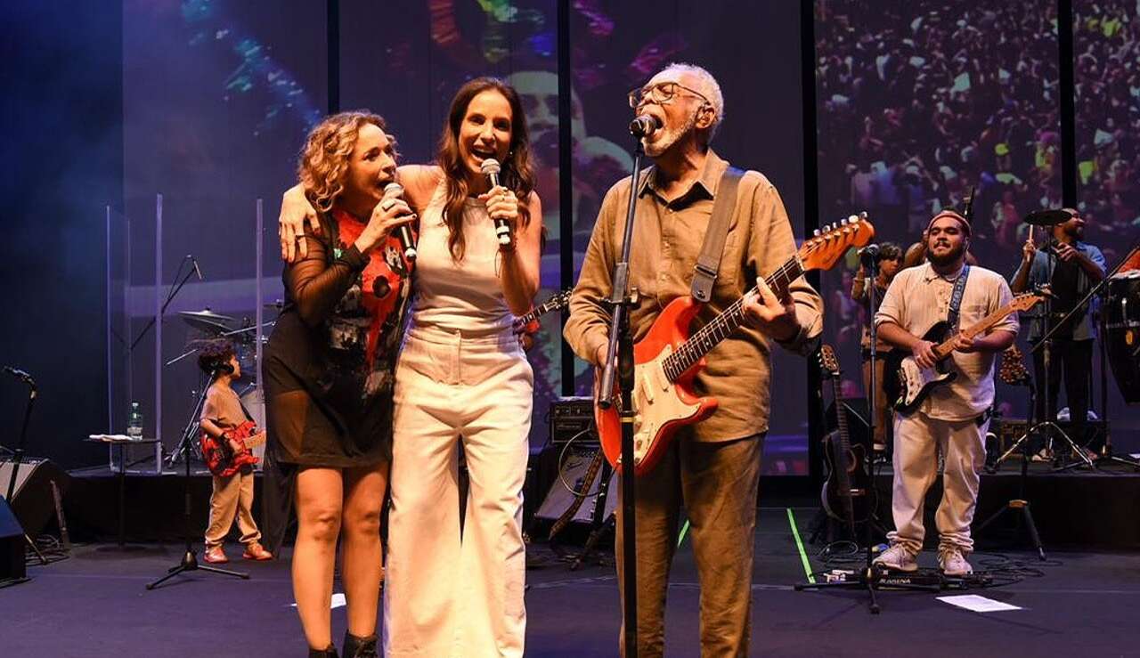 Ivete Sangalo e Daniela Mercury fazem surpresa em show de Gilberto Gil Lorena Bueri