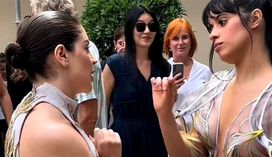 GKay e Camila Cabello se encontram durante desfile da Iris Van Herpen em Paris Lorena Bueri