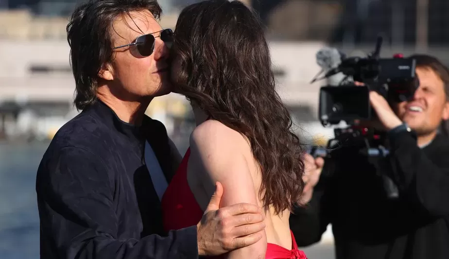Término amigável ou comeback: Tom Cruise e Hayley Atwell se cumprimentam com beijo Lorena Bueri