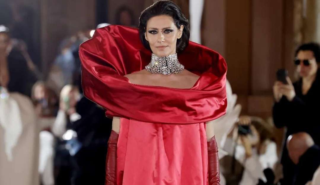 Maria Fernanda Cândido impressiona ao encarnar Maria Callas na Semana de Alta-Costura em Paris  Lorena Bueri
