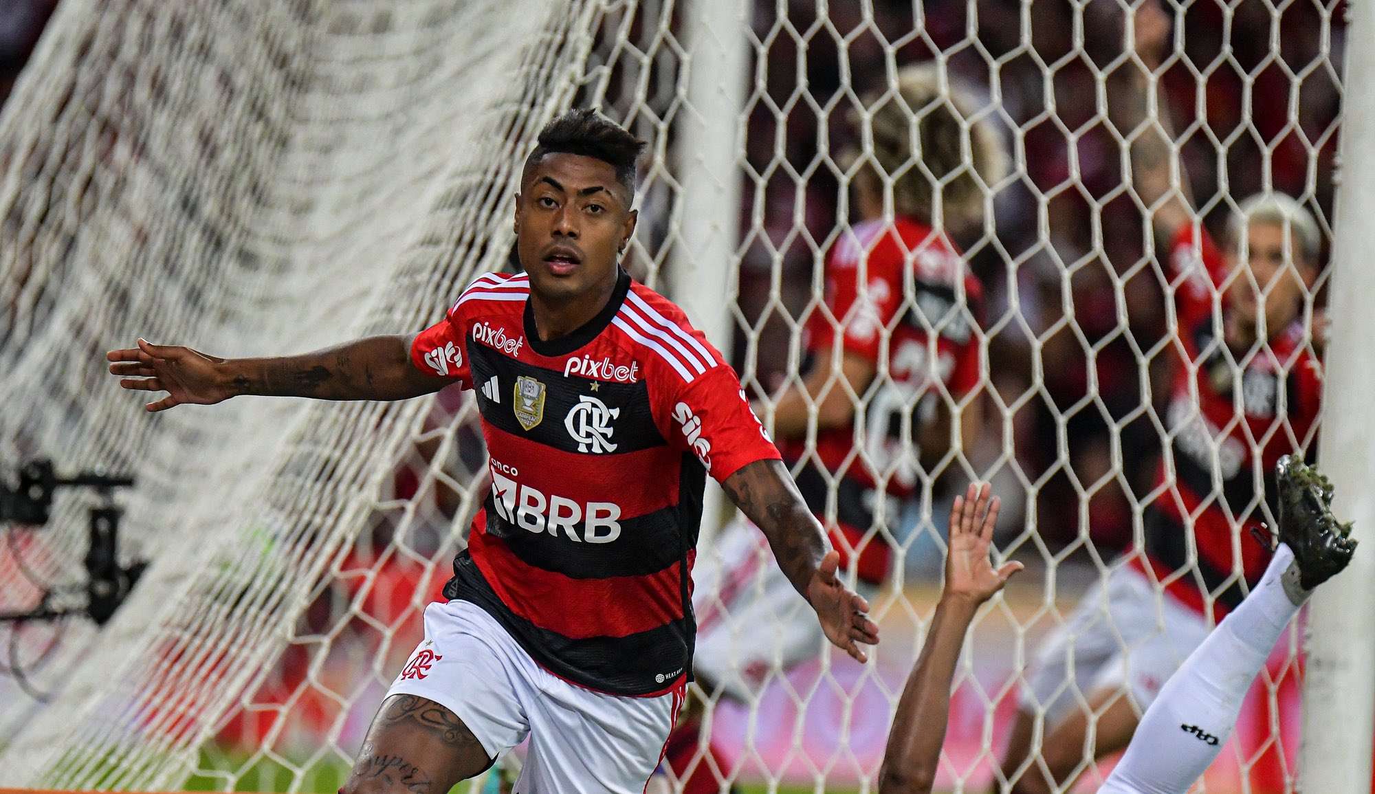Flamengo vira contra o Athlético e abre vantagem na Copa do Brasil Lorena Bueri