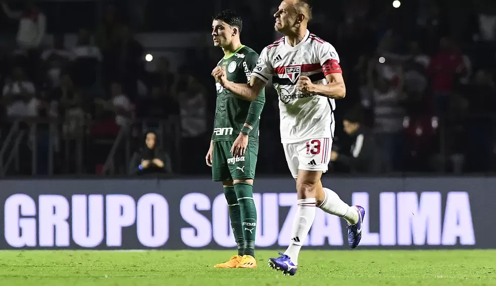 Rafinha faz gol da vitória do São Paulo e comemora Lorena Bueri