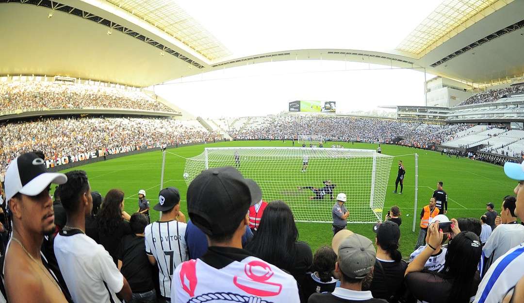 Corinthians recebe punição por cantos homofóbicos Lorena Bueri