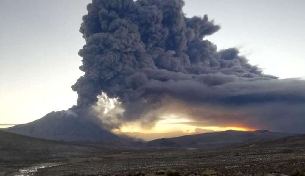 Vulcão entra em erupção no Peru e governo declara estado de emergência Lorena Bueri