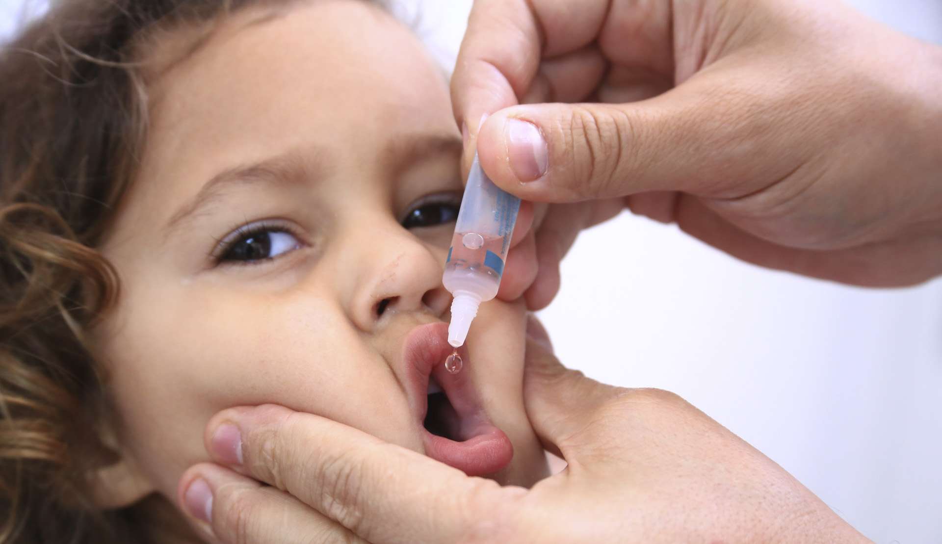 Poliomielite: vacina 'gotinha' vai virar versão injetável em 2024 Lorena Bueri