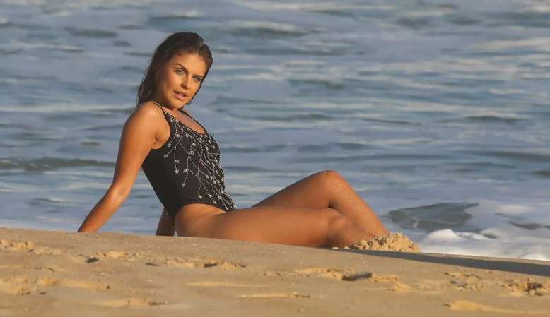 Paloma Bernardi posa para ensaio fotográfico em praia do Rio de Janeiro Lorena Bueri