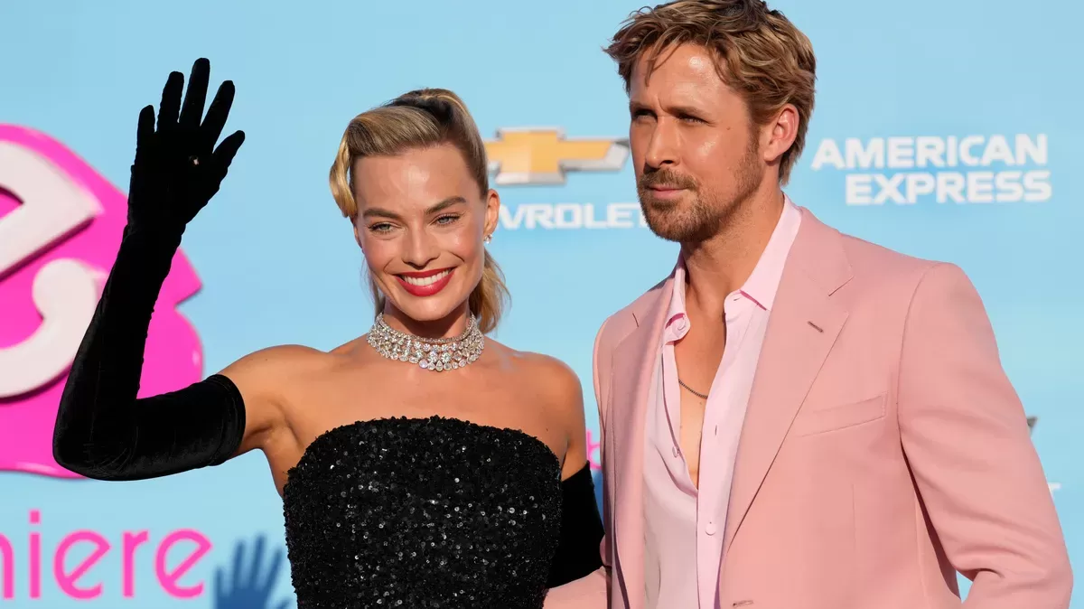 Cadê o rosa? Margot Robbie usa roupa preta na première do filme de Barbie;  saiba o motivo