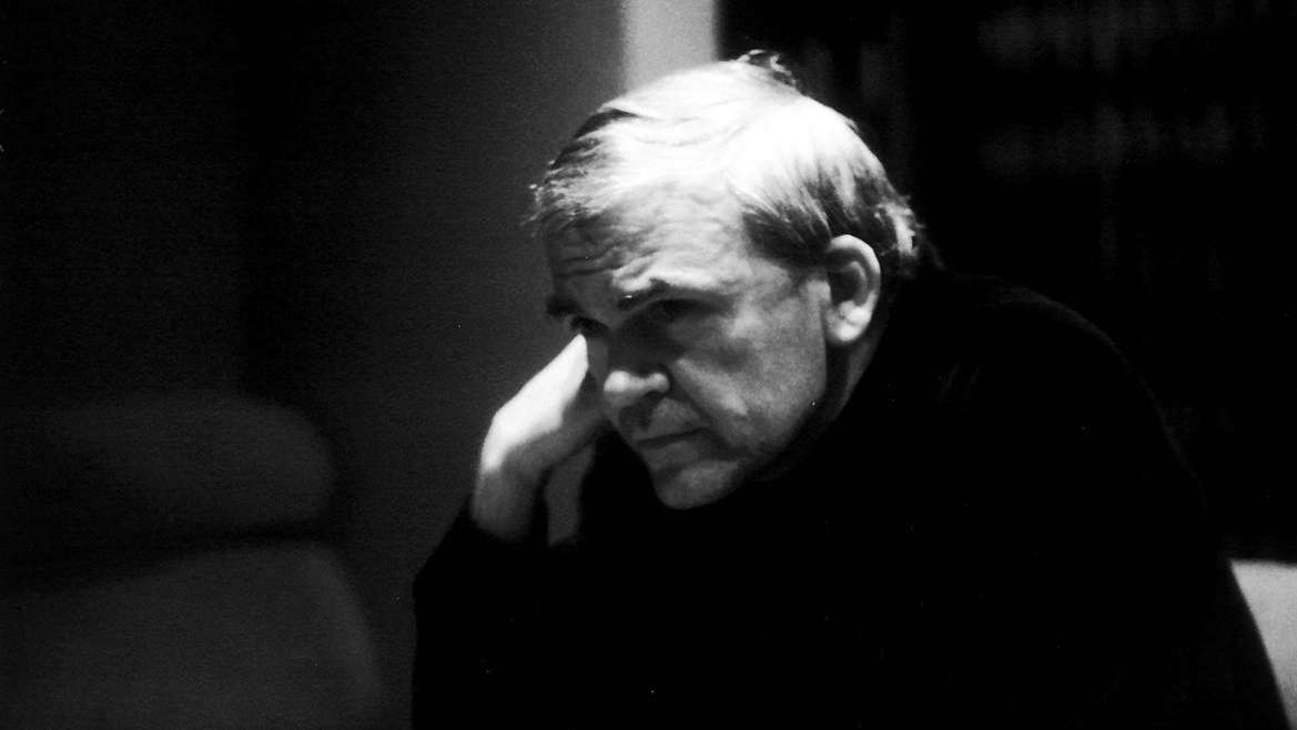 Escritor tcheco Milan Kundera morre aos 94 anos, deixando um legado literário duradouro Lorena Bueri