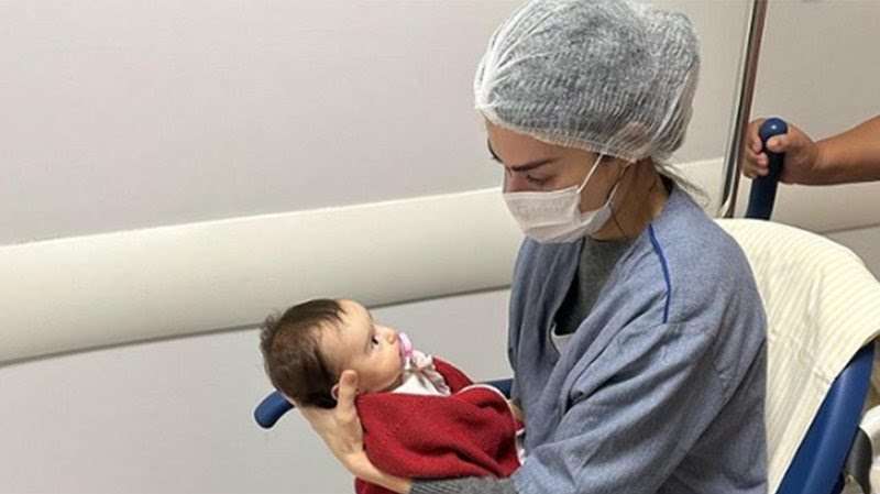  Thaila Ayala comenta desespero na cirurgia de sua filha  Lorena Bueri