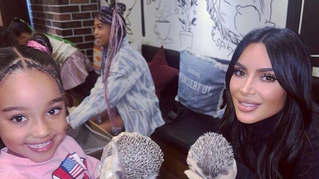 Kim Kardashian compartilha momento fofo de seus filhos Lorena Bueri