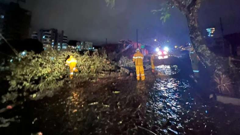 Ciclone em Santa Catarina deixa cinco cidades em situação de emergência Lorena Bueri