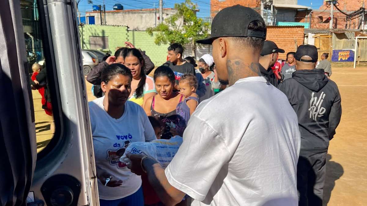 Mc Livinho, celebra sucesso do hit 'Novidade da área' com doação de alimentos na comunidade 'Vermelhão' Lorena Bueri