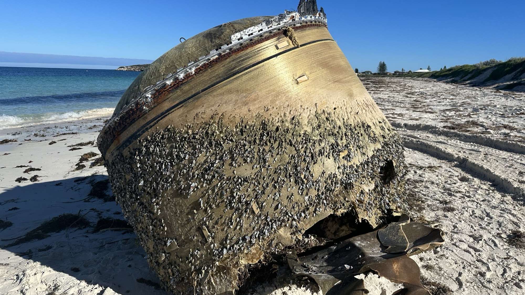 Objeto não identificado é encontrado em praia remota na Austrália Lorena Bueri