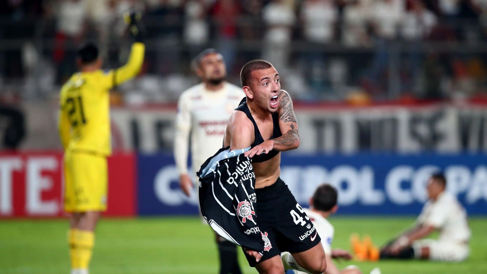 Matías Rojas antes de cobrança de falta no jogo entre Corinthians e  Estudiantes, pela Sul-Americana