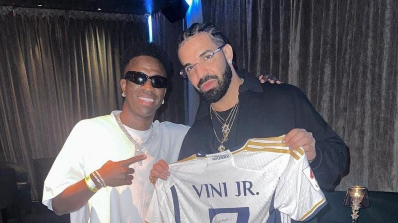 Drake é presenteado por Vini Jr. em bastidores de show em Nova York Lorena Bueri