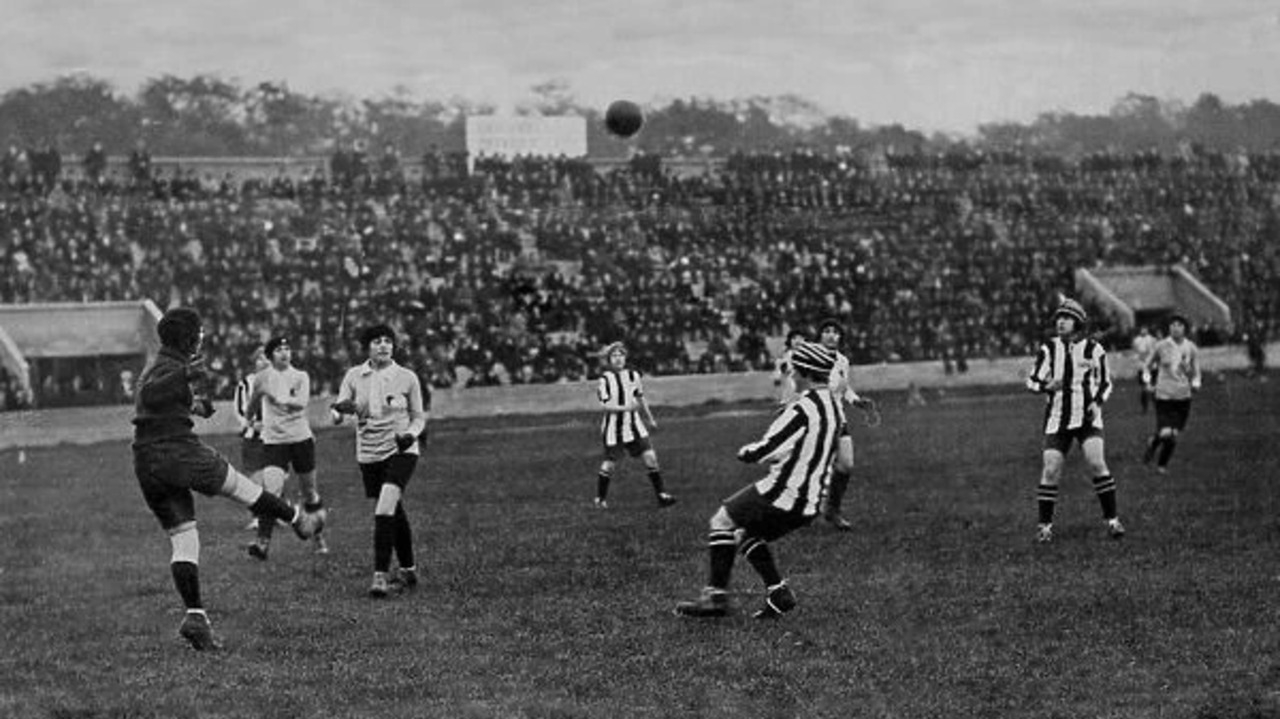 Futebol feminino: os pretextos usados para proibir prática no