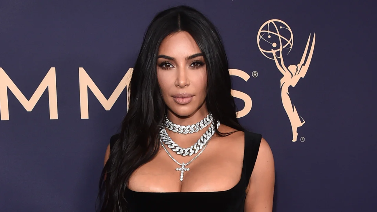 Kim Kardashian fica US$ 500 milhões mais rica com sua marca de roupas  Lorena Bueri