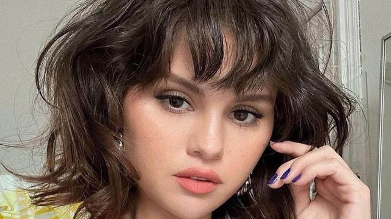 Selena Gomez fatura US$ 70 milhões por ano em marca de blush Lorena Bueri