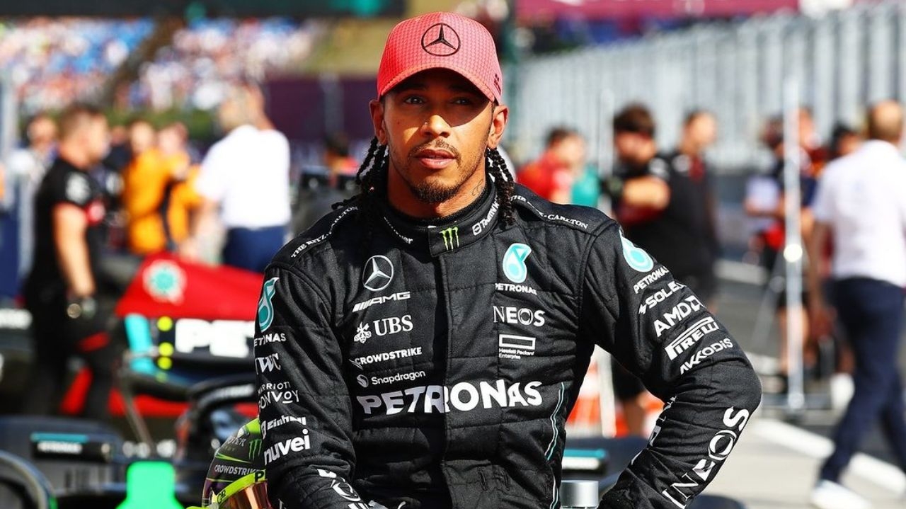 Lewis Hamilton supera Max Verstappen e conquista primeira pole desde 2021 Lorena Bueri