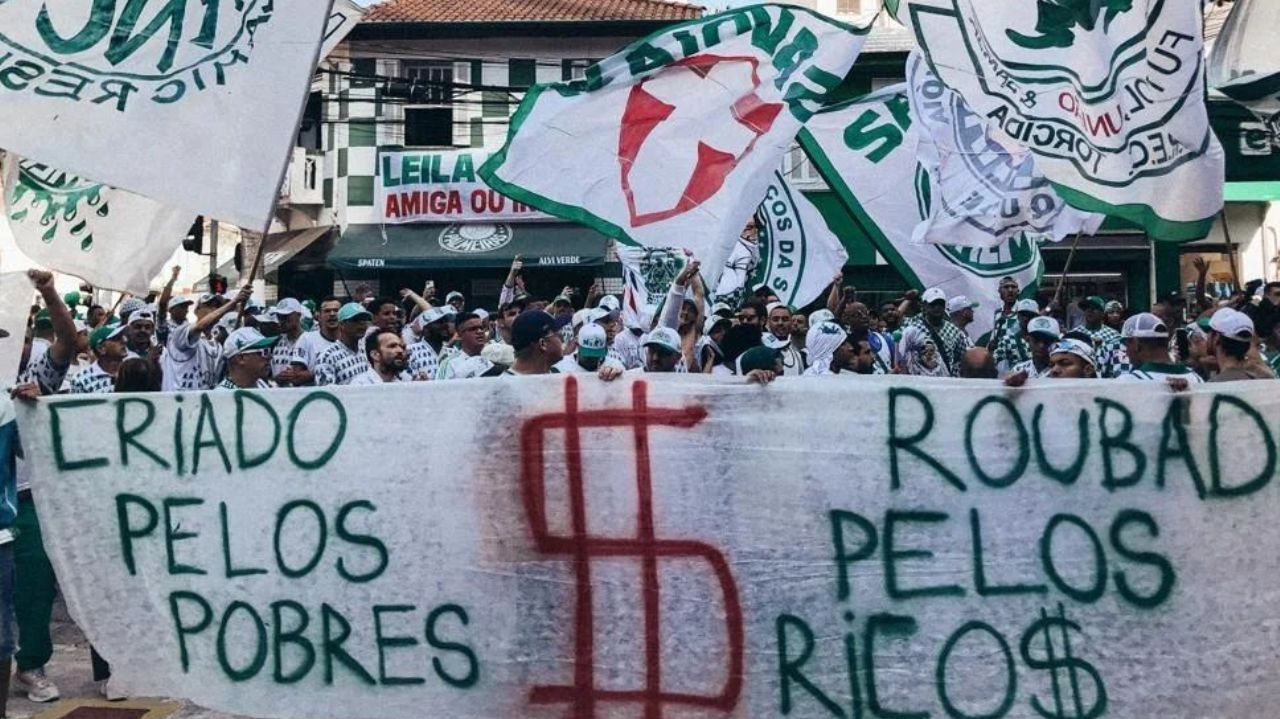 Mancha Alvi Verde faz protestos contra a diretoria do Palmeiras Lorena Bueri