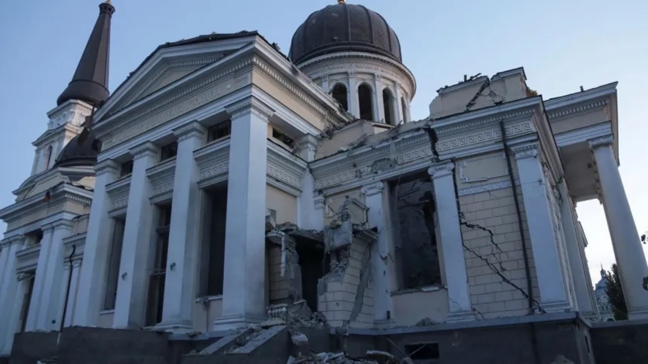Ucrânia afirma que Rússia cometeu crimes de guerra ao destruir catedral ortodoxa com mísseis Lorena Bueri