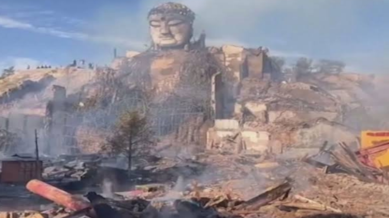 Incêndio em templo na China queima estátua gigante de Buda Lorena Bueri