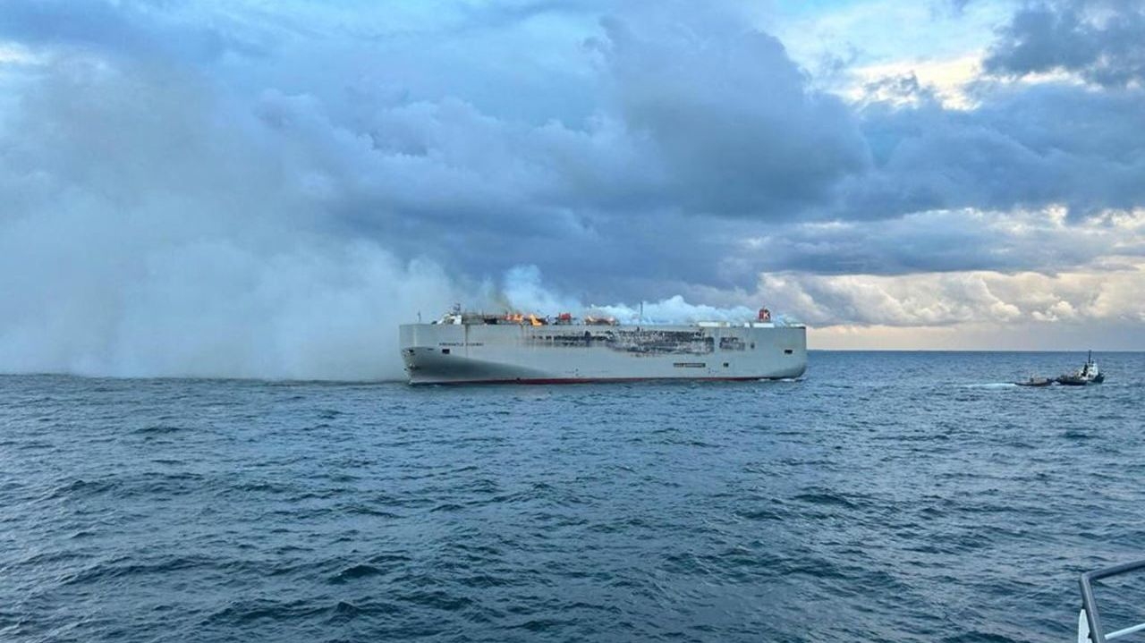 Navio cargueiro pega fogo em costa da Holanda Lorena Bueri