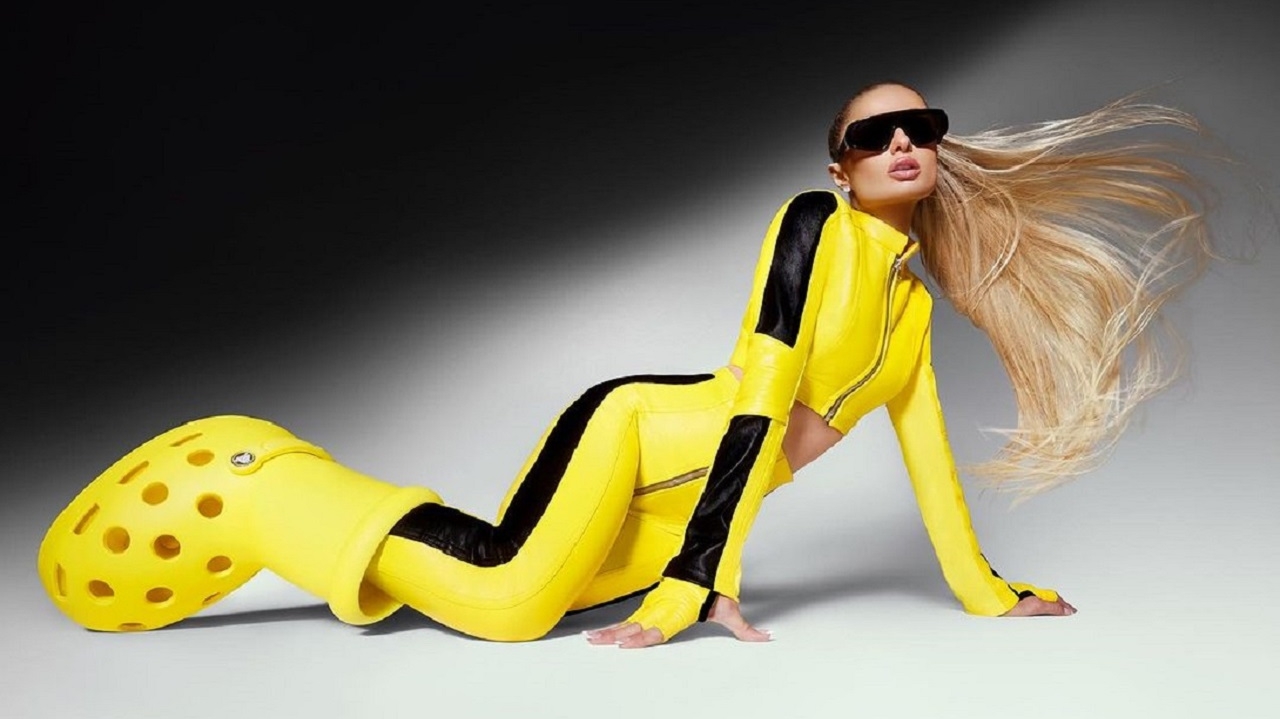 Paris Hilton e Victoria Beckham surgem com polêmica bota Crocs inspirada em Bob Esponja Lorena Bueri