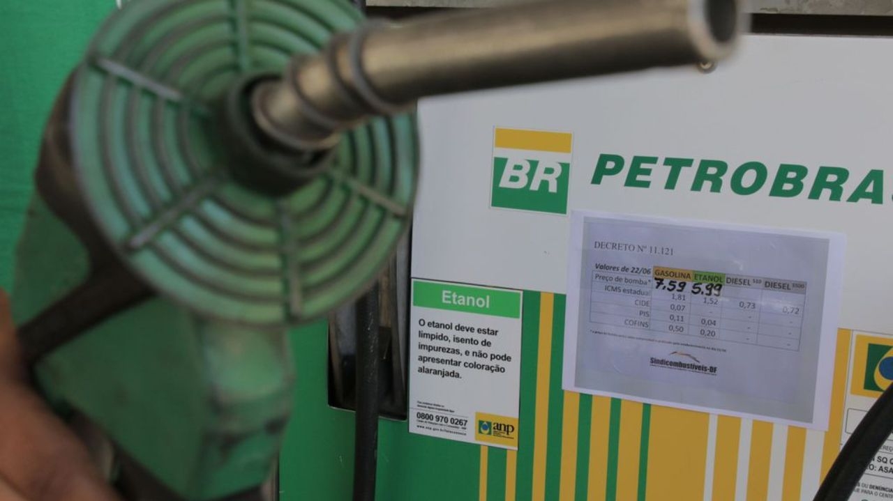 Petrobras eleva importação e desune preço de combustíveis das cotações internacionais Lorena Bueri