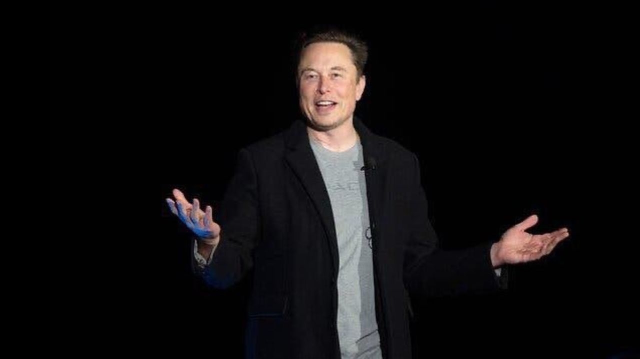 Elon Musk declara que X, novo nome do Twitter, teve aumento de usuários  Lorena Bueri