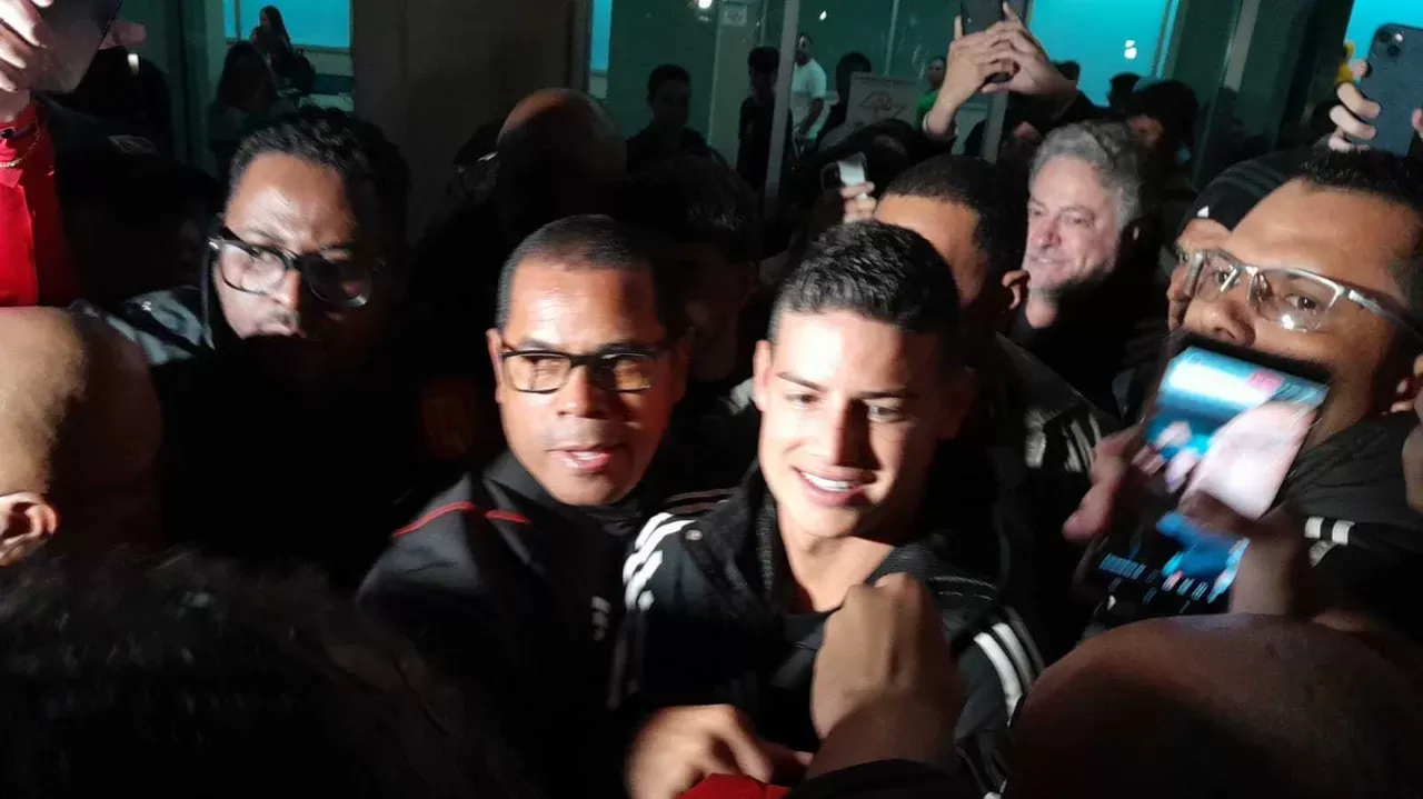 James Rodríguez é recebido pela torcida em aeroporto Lorena Bueri