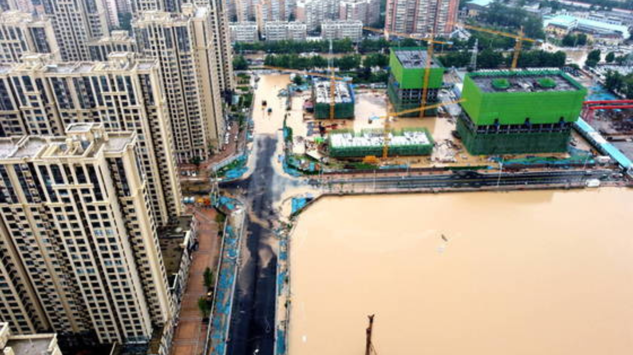  Chuva forte deixa Pequim em estado de alerta e causa devastação Lorena Bueri