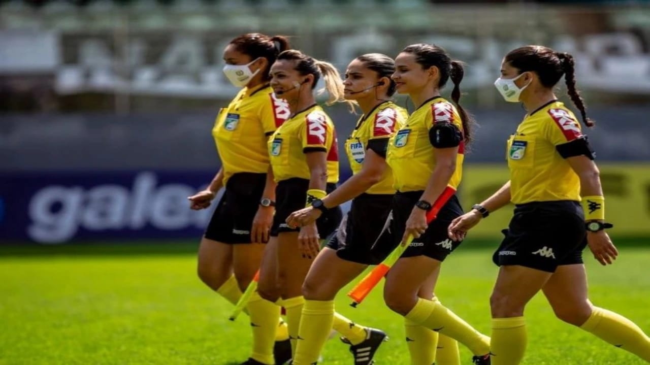 Pela primeira vez na história, uma arbitragem 100% feminina comandará um jogo de futebol masculino Lorena Bueri