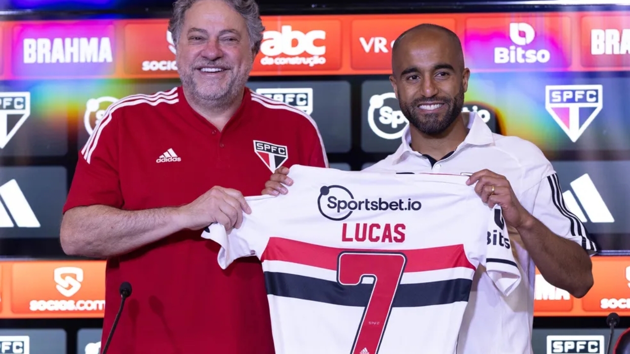 Lucas é apresentado no São Paulo e nega que tenha acordo com outra equipe Lorena Bueri