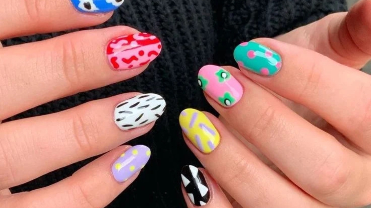 Nail art descombinada: a tendência que está colorindo as unhas das fashionistas Lorena Bueri
