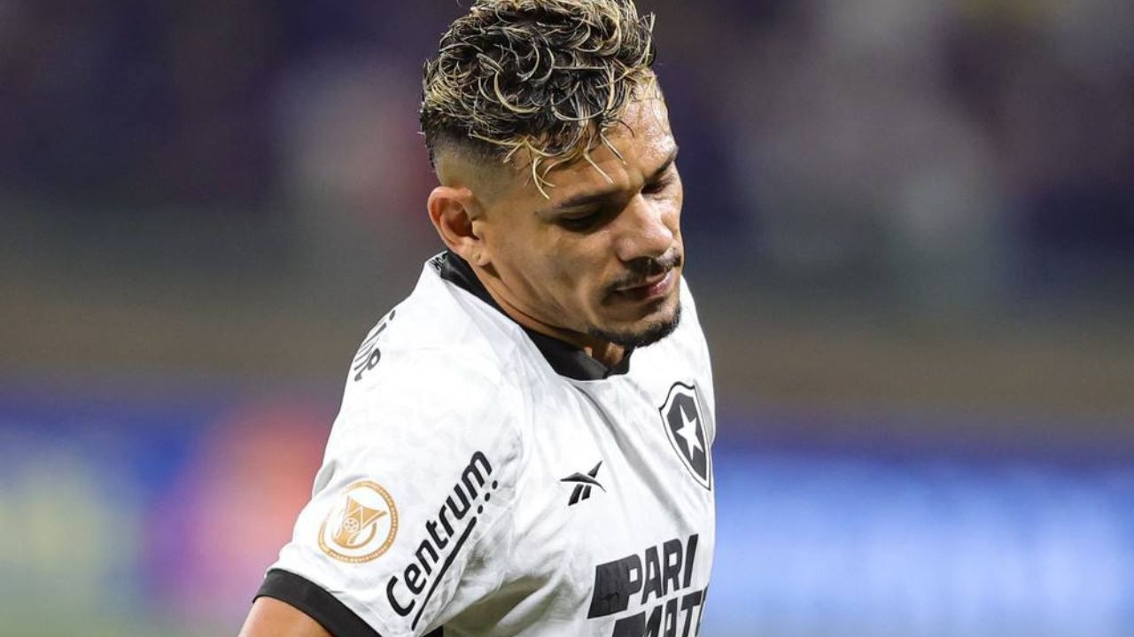 Tiquinho Soares não viaja com Botafogo e ficará no Rio para tratar lesão Lorena Bueri
