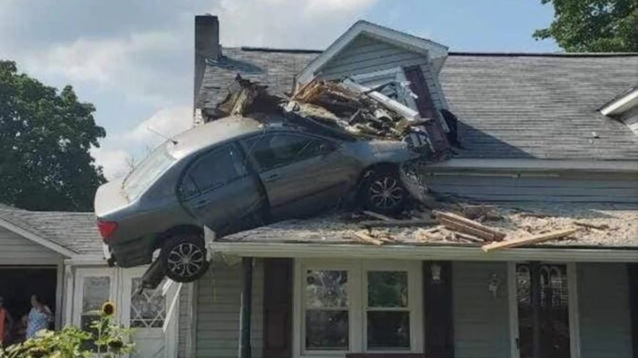 Motorista perde controle de carro e atinge o segundo andar de uma casa nos EUA Lorena Bueri