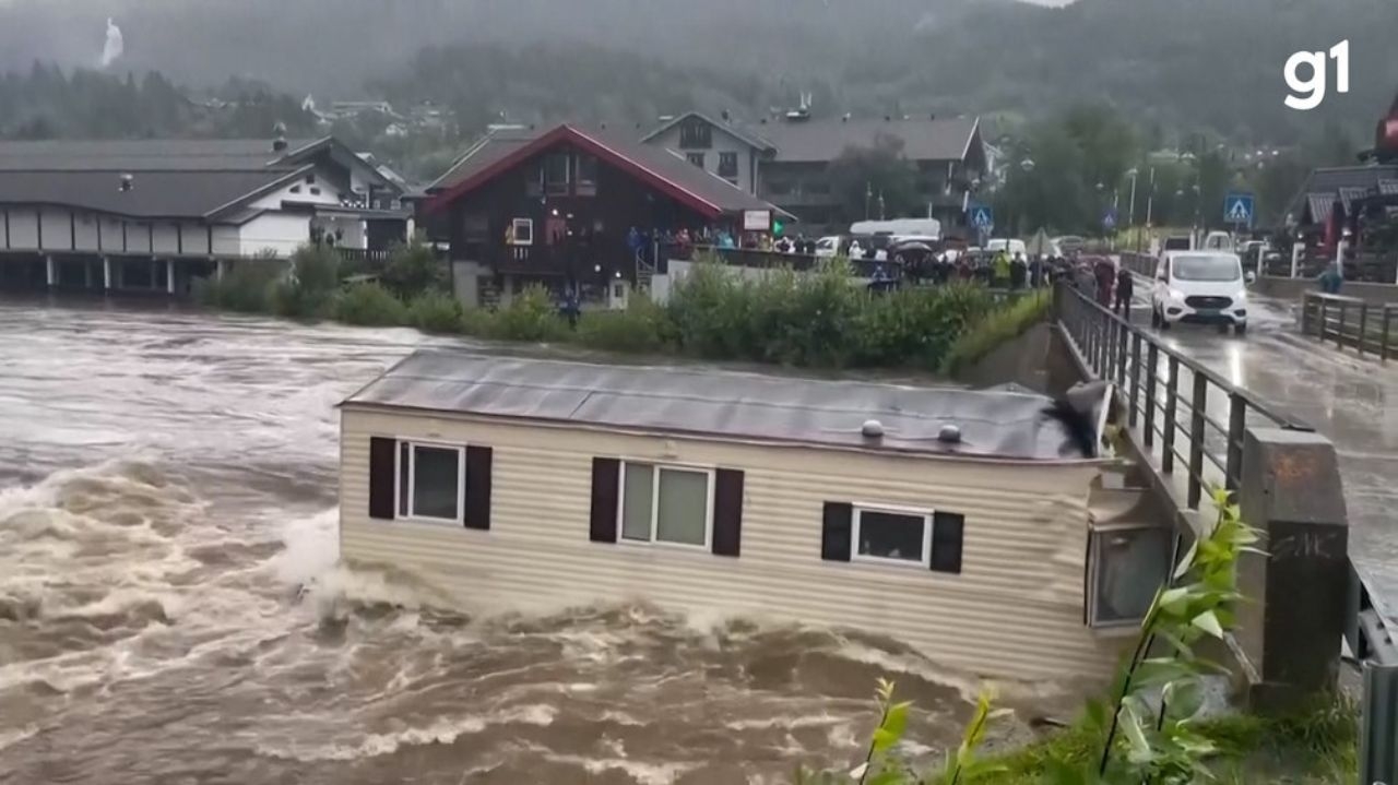 Correnteza leva casa e trailer por um rio na Noruega e ambos são destruídos ao colidirem com ponte Lorena Bueri