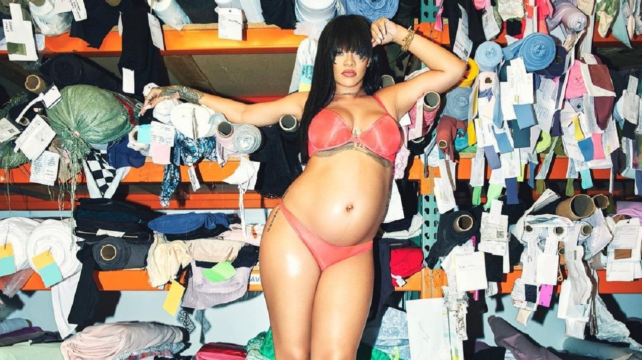 Rihanna prova que mamães podem ser sexy com nova coleção de lingerie para maternidade Lorena Bueri